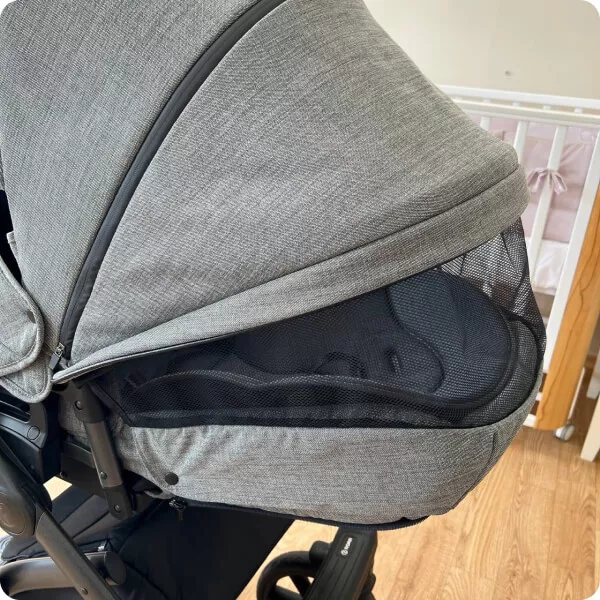 В задней части капюшона под полнией находится секция для проветривания.