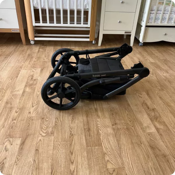 Компактно складывается до размеров 81 х 60 х 33 см и весит 9 кг.