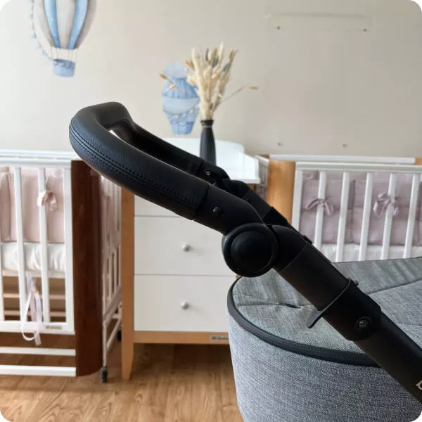 Регулируемая по высоте ручка имеет 7 положений с шагом 8 см.